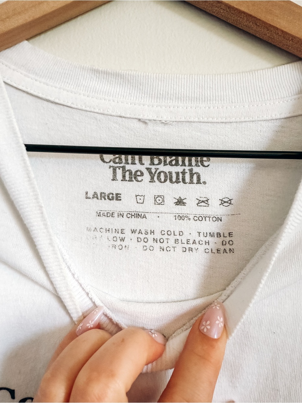 Can’t Blame The Youth White Short Sleeve Graphic Tee Size Large - Picture 4 of 5